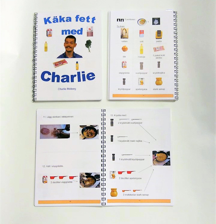 Tre spiralbundna böcker av ”Käka fett med Charlie”. Ena visar framsidan, ena baksidan och den tredje ett uppslag. Foto av en ung man och av mat.