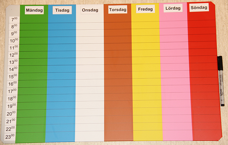 Magnettavla med kolumner för veckans dagar i olika färger, indelad i timmar, och en penna