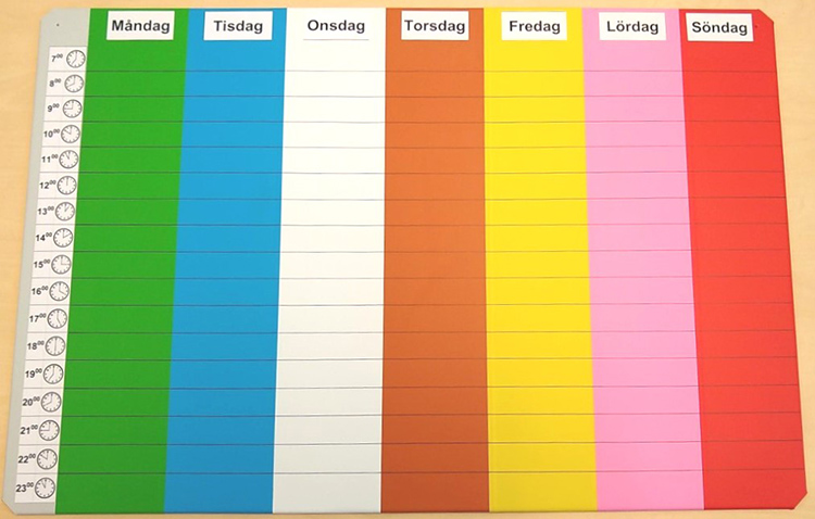 Magnettavla med kolumner för veckans dagar i olika färger, indelad i timmar