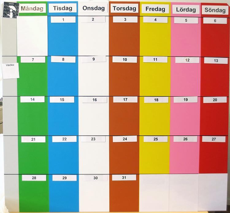 Magnettavla för en månad med kolumner för veckans dagar i olika färger