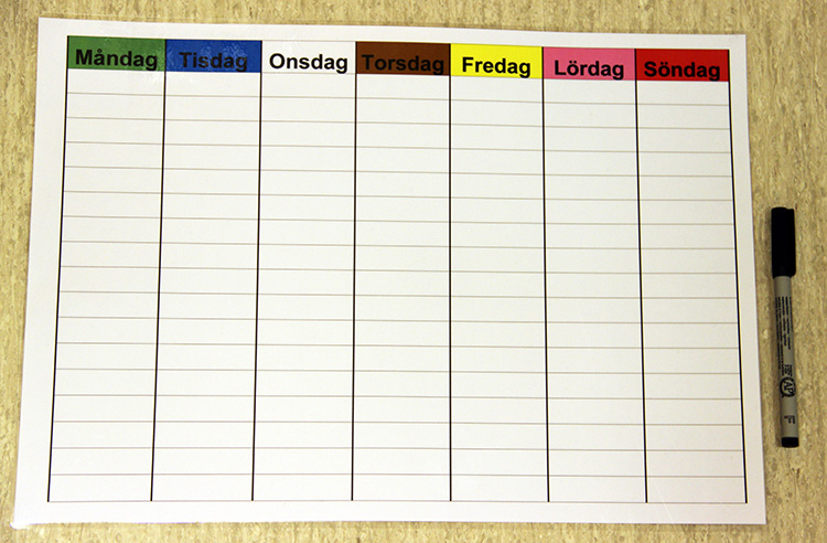 Linjerat veckoschema med dagarnas namn i olika färger, och en penna
