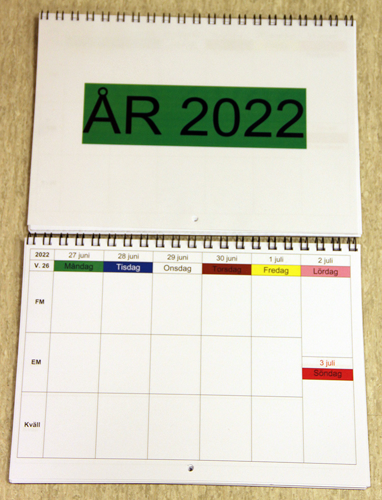 Veckokalender för 2022, dagarnas namn i olika färg, dagarna indelade i förmiddag, eftermiddag, kväll