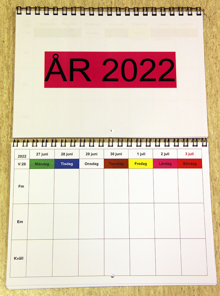 Veckokalender för 2022, dagarnas namn i olika färg, dagarna indelade i förmiddag, eftermiddag, kväll