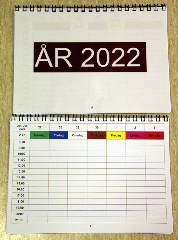 Veckokalender för 2022, dagarnas namn i olika färg, dagarna indelade i timmar