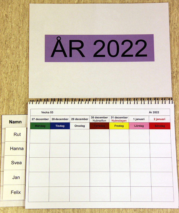 Veckokalender för 2022, för fem personer, dagarnas namn i olika färg