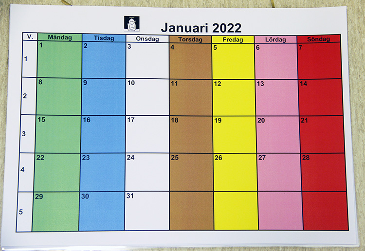 Månadskalender för januari 2022, dagarna i olika färg                                          